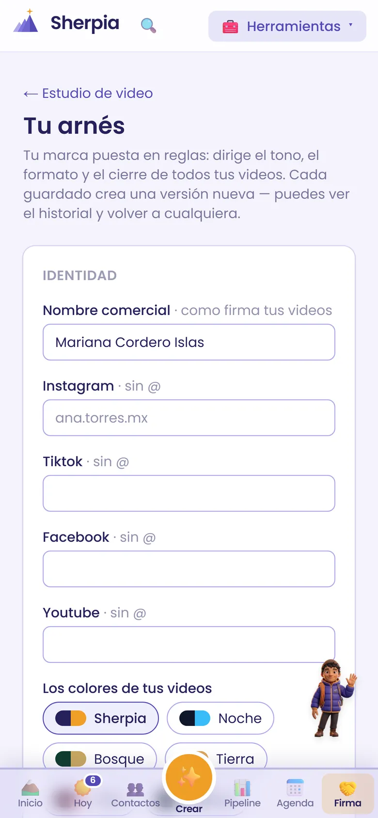 El arnés del estudio de video: tu marca puesta en reglas, con tu nombre comercial, redes y colores.